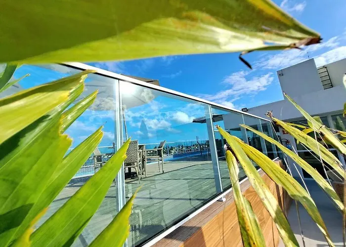 Luxo e conforto à 50 M das piscinas naturais