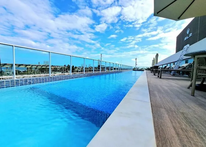 Luxo e conforto à 50 M das piscinas naturais
